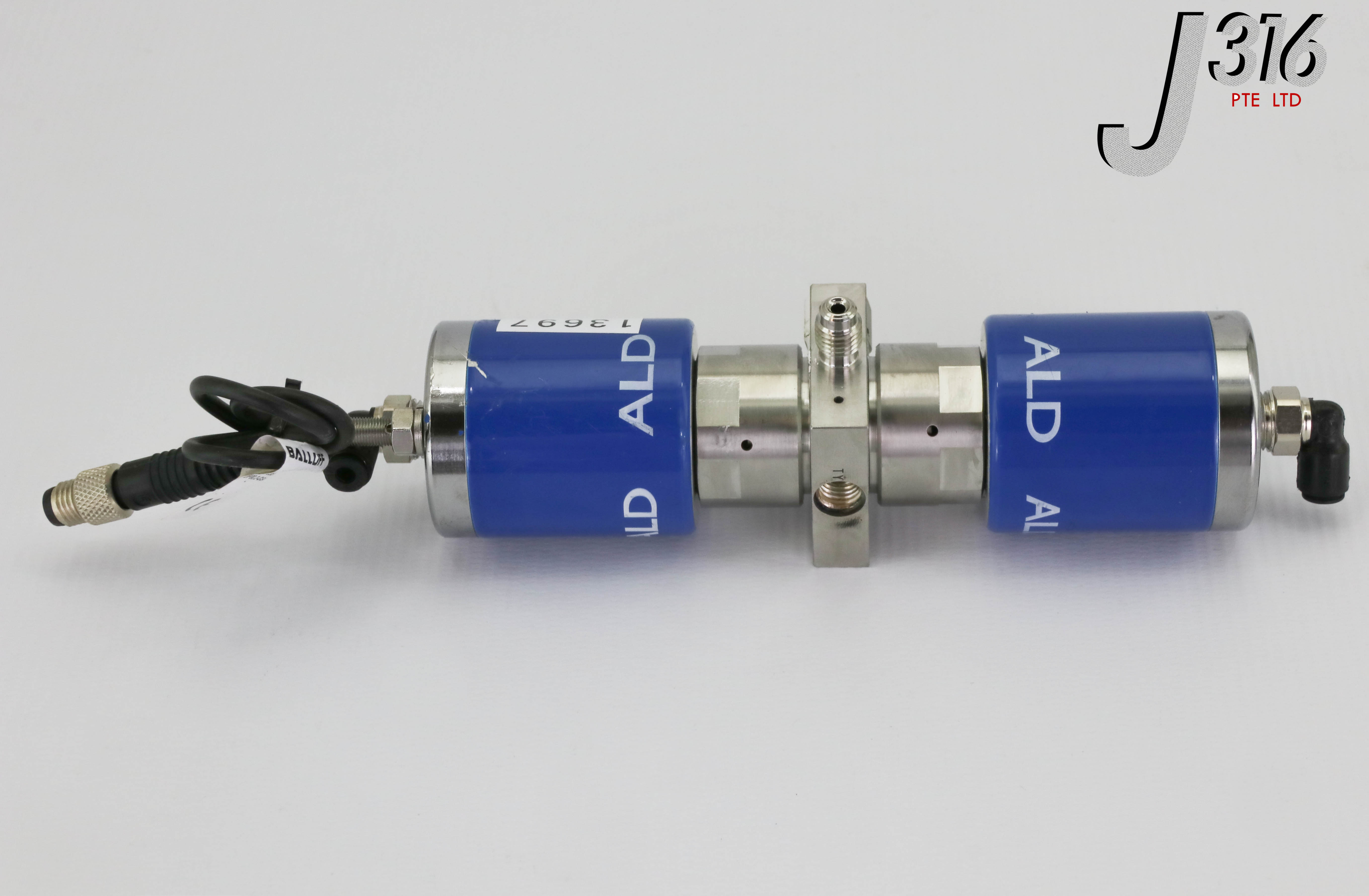 ユー 13697 SWAGELOK 2 WAY DIAPHGRAM VALVE W/ BALLUFF BES0315 SENSOR ALD